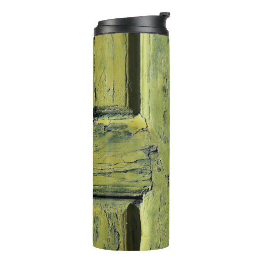 Geschlossene braune Holztür mit 2 Paneelen Thermosbecher (Nach links gedreht)