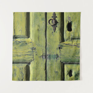 Geschlossene braune Holztür mit 2 Paneelen Wandteppich