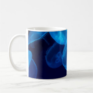 GESCHLOSSENE FOTOGRAFIE DES SCHWARMS VON JELLYFISH KAFFEETASSE