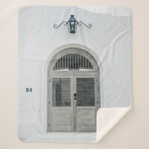 GESCHLOSSENE GARTENHOLZTÜR UNTER DER SCHWARZEN LI SHERPADECKE