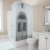 GESCHLOSSENE GARTENHOLZTÜR UNTER DER SCHWARZEN LIC DUSCHVORHANG (Beispiel)