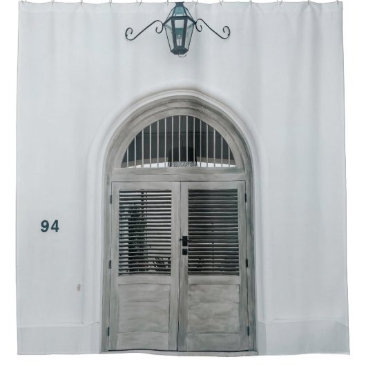 GESCHLOSSENE GARTENHOLZTÜR UNTER DER SCHWARZEN LIC DUSCHVORHANG (Vorderseite)