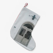 GESCHLOSSENE GARTENHOLZTÜR UNTER DER SCHWARZEN LIC KLEINER WEIHNACHTSSTRUMPF (Vorderansicht (hängend))