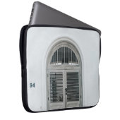 GESCHLOSSENE GARTENHOLZTÜR UNTER DER SCHWARZEN LIC LAPTOPSCHUTZHÜLLE (Vorne Rechts)