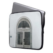 GESCHLOSSENE GARTENHOLZTÜR UNTER DER SCHWARZEN LIC LAPTOPSCHUTZHÜLLE (Vorderseite Links)