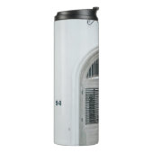 GESCHLOSSENE GARTENHOLZTÜR UNTER DER SCHWARZEN LIC THERMOSBECHER (Nach links gedreht)