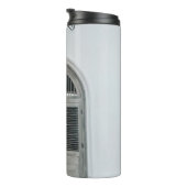 GESCHLOSSENE GARTENHOLZTÜR UNTER DER SCHWARZEN LIC THERMOSBECHER (Nach rechts gedreht)