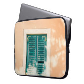 Geschlossene grüne Holztür Laptopschutzhülle (Vorderseite Links)