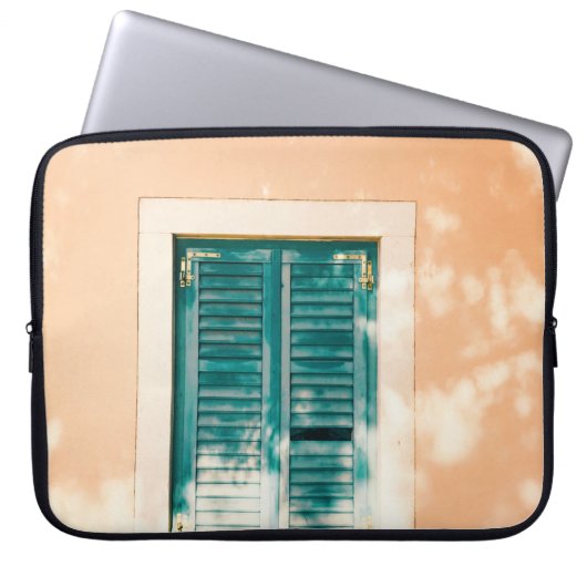 Geschlossene grüne Holztür Laptopschutzhülle (Vorderseite)