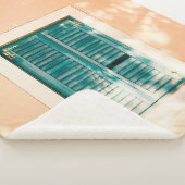 Geschlossene grüne Holztür Sherpadecke (3/4)