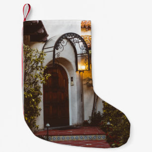 GESCHLOSSENE HOLZTÜR AM TAG KLEINER WEIHNACHTSSTRUMPF