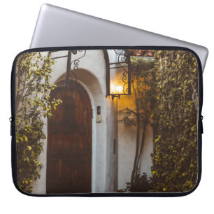 GESCHLOSSENE HOLZTÜR AM TAG LAPTOPSCHUTZHÜLLE