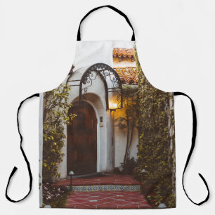 GESCHLOSSENE HOLZTÜR AM TAG SCHÜRZE