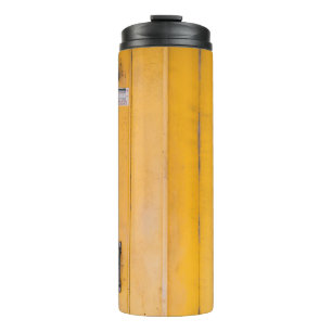 GESCHLOSSENE HOLZTÜR MIT PADLOCK THERMOSBECHER