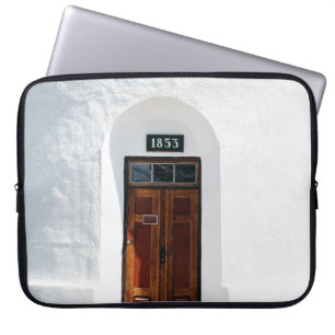 GESCHLOSSENE HOLZTÜR VON 1852 BEI TAGESLICHT LAPTOPSCHUTZHÜLLE