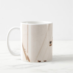 Geschlossene weiße Holztür Kaffeetasse