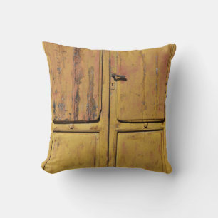 Geschlossener Holzschrank Kissen