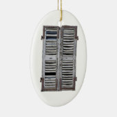 Geschlossenes Fenster mit alten hölzernen Keramikornament (Rechts)