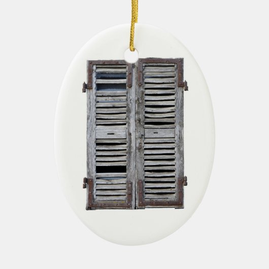 Geschlossenes Fenster mit alten hölzernen Keramikornament (Vorne)
