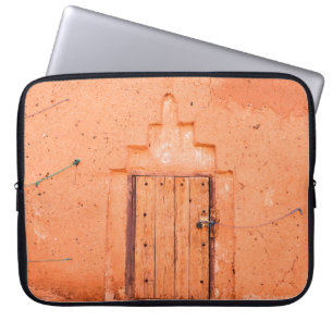 Geschlossenes Holzfenster im traditionellen marokk Laptopschutzhülle