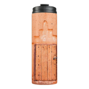 Geschlossenes Holzfenster im traditionellen marokk Thermosbecher