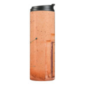 Geschlossenes Holzfenster im traditionellen marokk Thermosbecher (Nach links gedreht)