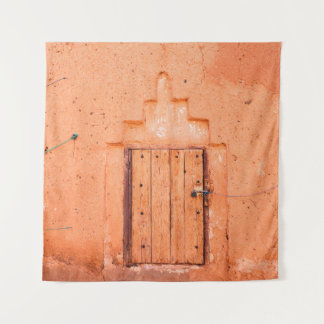 Geschlossenes Holzfenster im traditionellen marokk Wandteppich