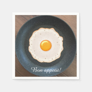 Geschmackvoll gefrorenes Ei im Skillet Pan Serviette