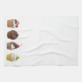 Geschmackvolle Muffins mit Creme und Beeren Geschirrtuch (Horizontal)