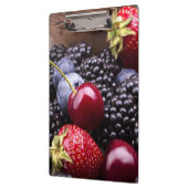 Geschmackvolle Sommer-Früchte auf einer hölzernen Klemmbrett (Links)