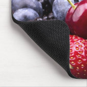 Geschmackvolle Sommer-Früchte auf einer hölzernen Mousepad (Ecke)
