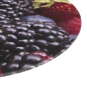 Geschmackvolle Sommer-Früchte auf einer hölzernen Schneidebrett (Ecke)