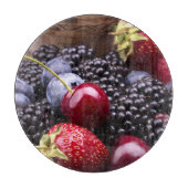 Geschmackvolle Sommer-Früchte auf einer hölzernen Schneidebrett (Vorderseite)