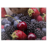 Geschmackvolle Sommer-Früchte auf einer hölzernen Schneidebrett (Vorderseite)