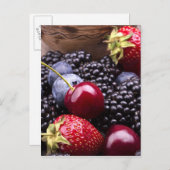 Geschmackvolle Sommerfrüchte auf einem Holztisch Postkarte (Vorne/Hinten)