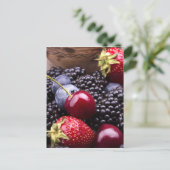 Geschmackvolle Sommerfrüchte auf einem Holztisch Postkarte (Stehend Vorderseite)