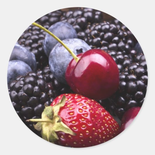Geschmackvolle Sommerfrüchte auf einem Holztisch Runder Aufkleber (Vorderseite)