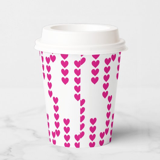 Geschnittene Herzen. Pappbecher (Rechts)