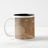 Geschnitzte Petroglyphe, die Zahlen darstellt Zweifarbige Tasse (Links)