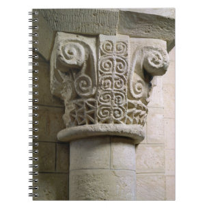 Geschnitzte Spalte verziert mit Croziers und Notizblock
