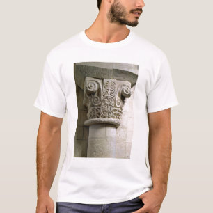 Geschnitzte Spalte verziert mit Croziers und T-Shirt