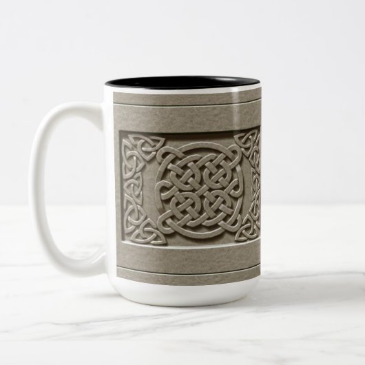 Geschnitzte Steinbeschaffenheitceltic-Knoten Zweifarbige Tasse (Links)