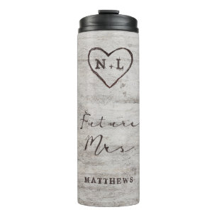 Geschnitzte Süßherzen Rustikales Monogramm Zukünft Thermosbecher