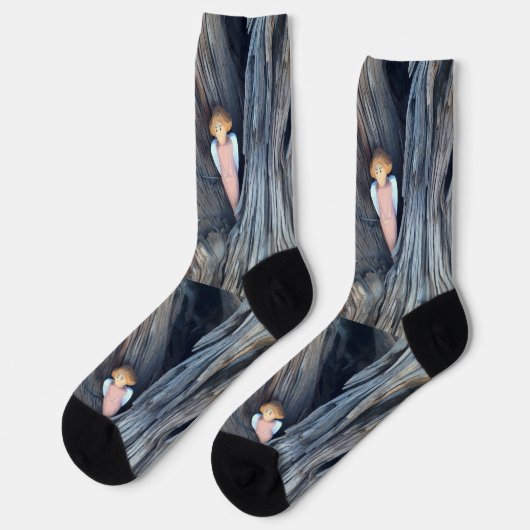 Geschnitzter Engel im Baum Thunder Cove Socken (Linkes Detail)