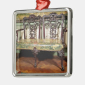 Geschnitztes Sofa, mit dem Tapisseriesitz, ähnlich Silbernes Ornament (Links)