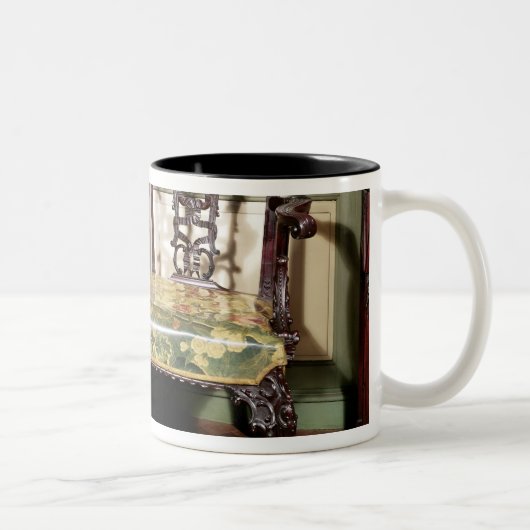 Geschnitztes Sofa, mit dem Tapisseriesitz, ähnlich Zweifarbige Tasse (Rechts)