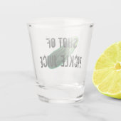 Geschossen vom Essiggurken-Saft Schnapsglas (Rückseite)