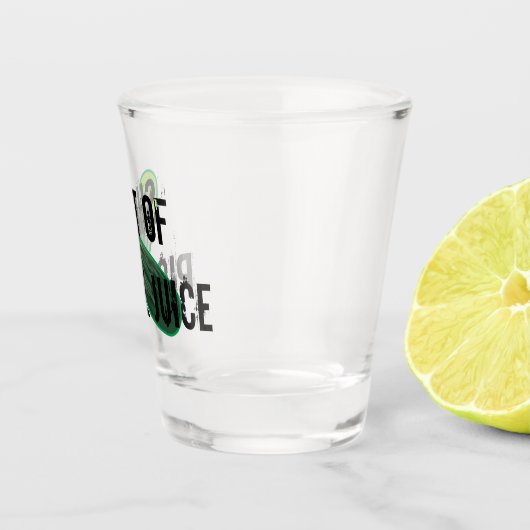 Geschossen vom Essiggurken-Saft Schnapsglas (Rechts)