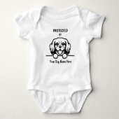 Geschützt durch Cavalier King Charles Custom Dog N Baby Strampler (Vorderseite)