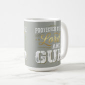 Geschützt durch den Herrn und eine Waffe Kaffeetasse (VorderseiteRechts)
